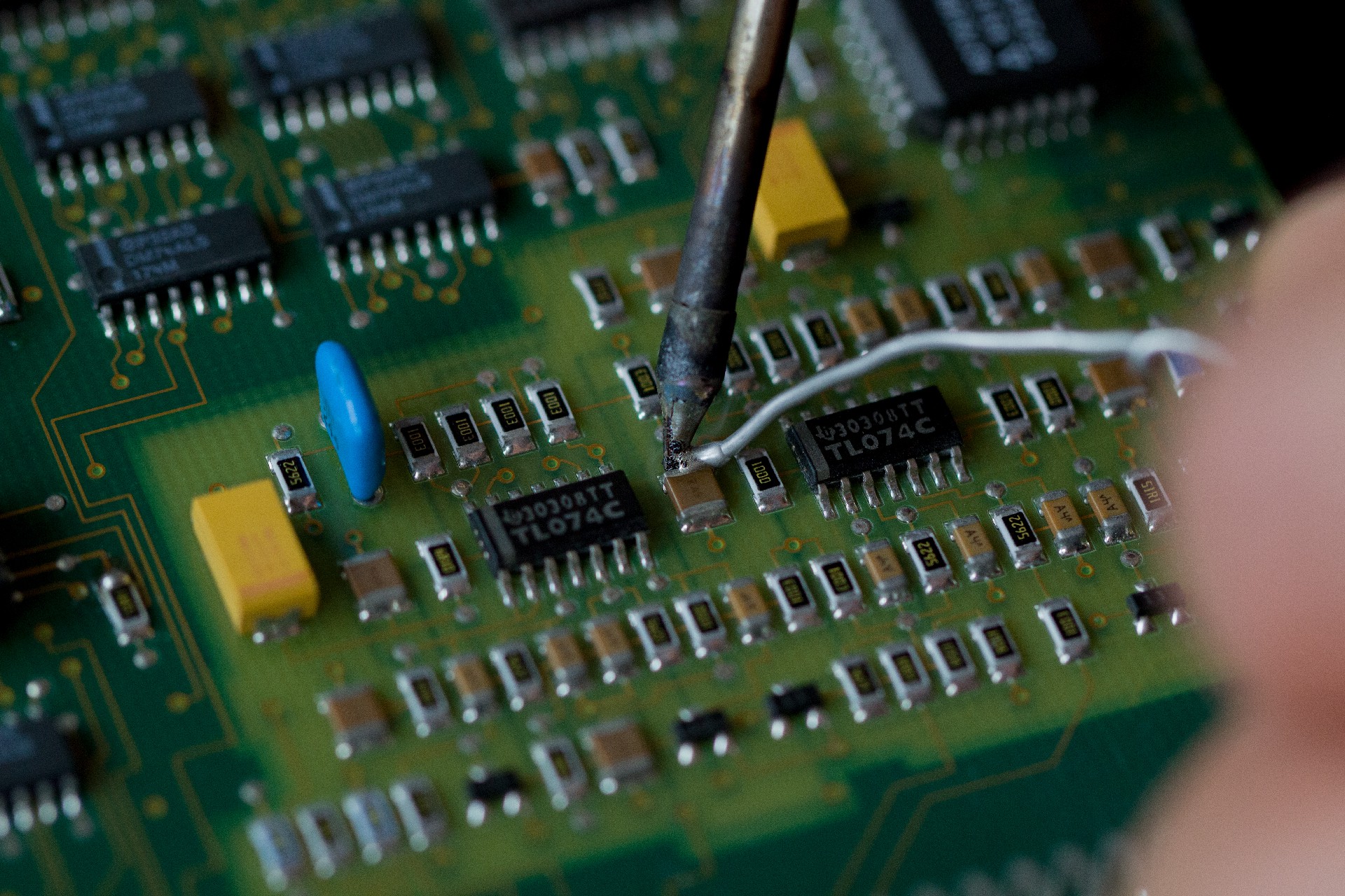 1684914233118591.jpg 摄图网_506642588_带微芯片的电子板背景上的烙铁和焊料特写电子元件和零件的更换计算机设(非企业商用).jpg